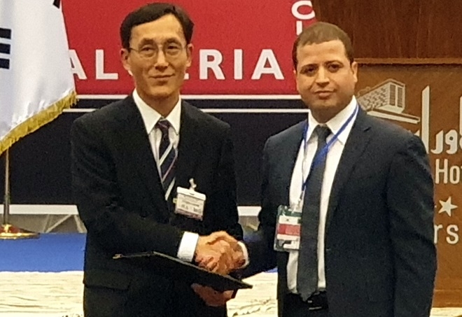 최돈호 현대차 상용수출사업부장과 하산 아르바위 글로벌 그룹 회장이 17일 알제리 엘 오라씨 호텔에서 상용차 합작법인 설립 계약을 맺고 기념사진을 촬영하고 있다. 출처=현대차