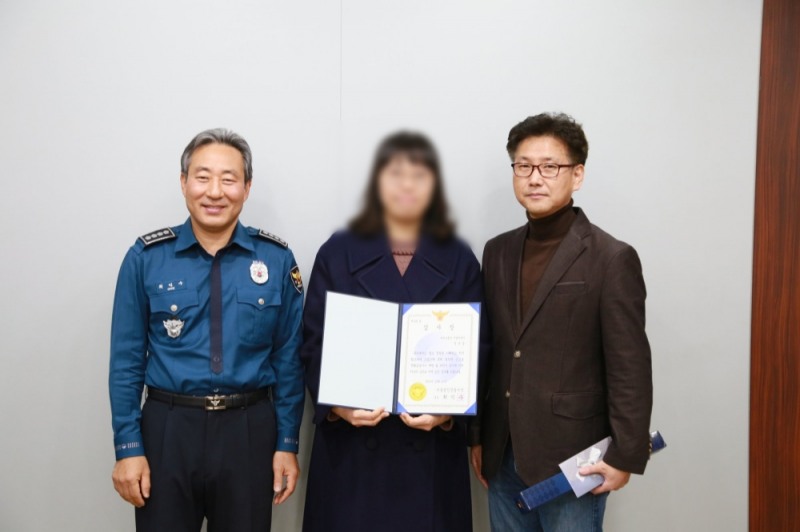 △카카오뱅크 소비자보호파트 직원들이 서울광진경찰서(서장 총경 최익수, 사진 제일 왼쪽)로부터 보이스피싱 피해 예방 감사장을 수여 받고 기념사진을 촬영하고 있다./사진=카카오뱅크