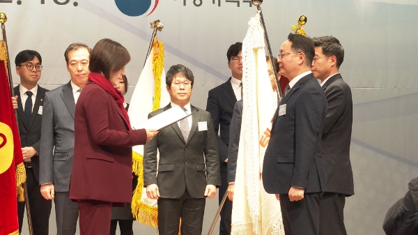 △ SK텔레콤 문연회 기업문화센터장(오른쪽)이 진선미 여성가족부 장관으로부터 '2018 가족친화우수기업 대통령 표창'을 받는 모습/사진=SK텔레콤