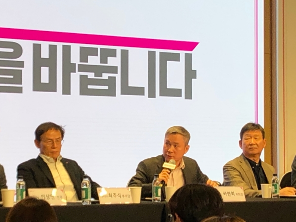 △19일 LG유플러스 간담회에서 답변하는 하현회 부회장
