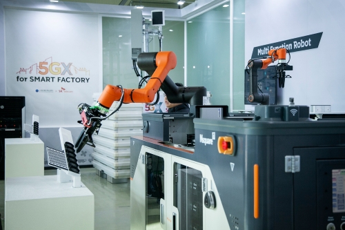 △스마트제조혁신센터에 전시된 5G 다기능 협업 로봇/사진=SK텔레콤