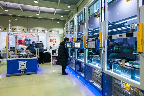 △스마트제조혁신센터에 전시된 5G 스마트 유연생산 설비/사진=SK텔레콤