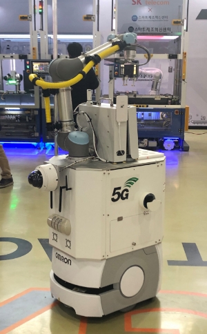 △스마트제조혁신센터에 전시된 5G 소형 자율주행 로봇이 움직이는 모습/사진=한국금융신문