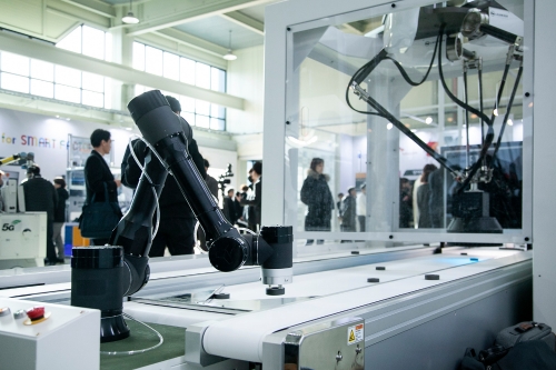 △스마트제조혁신센터에 전시된 5G-AI 머신비전/사진=SK텔레콤