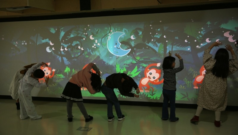 △힐링정글의 '원숭이 체조'를 즐기고 있는 어린이들의 모습 / 사진=현대해상