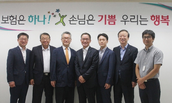 ▲ 밀리만 코리아 안치홍 대표(왼쪽에서 세 번째), 하나생명 주재중 사장(왼쪽에서 네 번째)이 IFRS 계리가정 컨설팅 및 시스템 구축 프로젝트 착수보고회에 참석해 기념사진을 촬영하고 있다. / 사진=하나생명