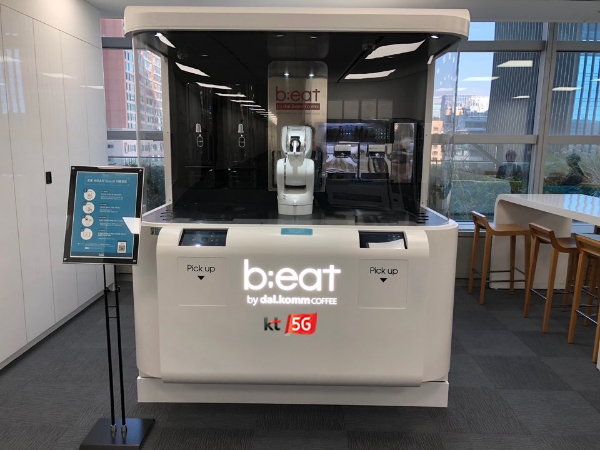 △세계 최초 5G 로봇 카페 '비트'/사진=KT