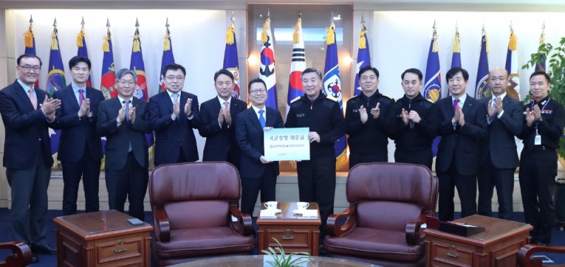 한국거래소(KRX)는 26일 오후 연말을 맞아 부산 남구 용호동에 위치한 해군작전사령부를 방문해  국토방위에 수고하는 국군장병들의 노고를 격려하고 위문금을 전달했다. (왼쪽 여섯번째부터) 정지원 한국거래소 이사장, 박기경 해군작전사령부 사령관. 사진=한국거래소