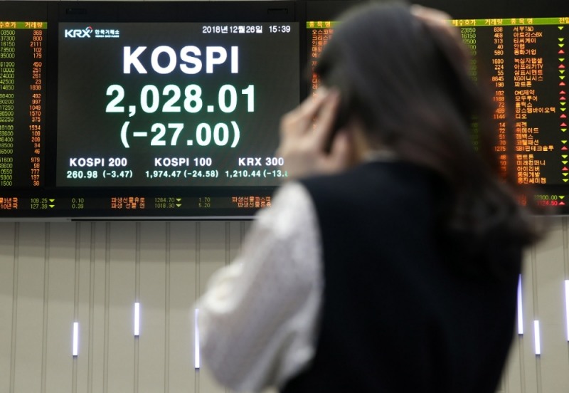 26일 코스피는 전 거래일보다 1.31%(27.00포인트) 하락한 2028.01포인트에 장을 마감했다. 사진=한국거래소