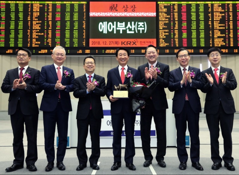 한국거래소 유가증권시장본부는 27일 오전 서울사옥 홍보관에서 저비용 항공운송업체인 에어부산(주)의 유가증권시장 신규상장기념식을 개최했다. (왼쪽부터) 김원대 한국IR협의회 회장, 정영채 NH투자증권 대표이사, 정지원 한국거래소 이사장, 한태근 에어부산(주) 대표이사, 박홍석 금호아시아나그룹 부사장, 조웅기 미래에셋대우 대표이사, 김정운 상장회사협의회 부회장. 사진=한국거래소