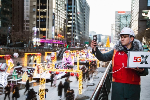 △SK텔레콤 직원들이 연말연시를 앞두고 서울 종로구 보신각 인근 기지국을 점검하고 있다/사진=SK텔레콤