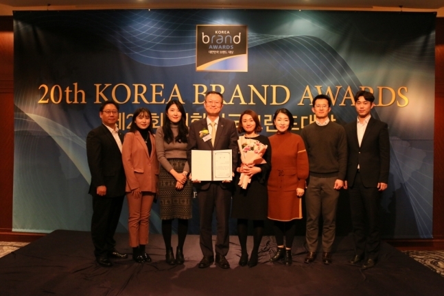 신홍섭 KB저축은행 대표이사(왼쪽에서 네 번째)가 제20회 대한민국 브랜드대상 ‘장려상’ 수상 후 직원들과 함께 기념촬영을 하고 있다. / 사진 = KB저축은행