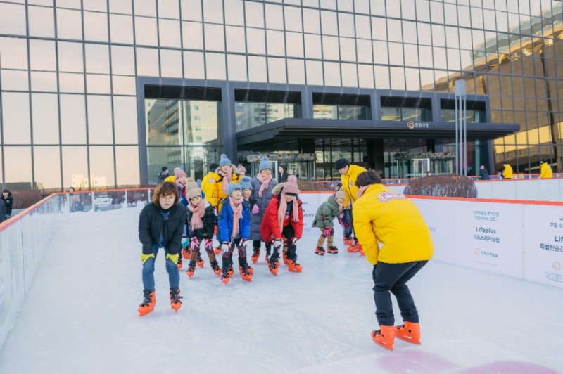 △점동초등학교 어린이들이 한화생명의 '윈터 원더랜드' 아이스링크에서 즐거운 시간을 보내고 있다. / 사진=한화생명