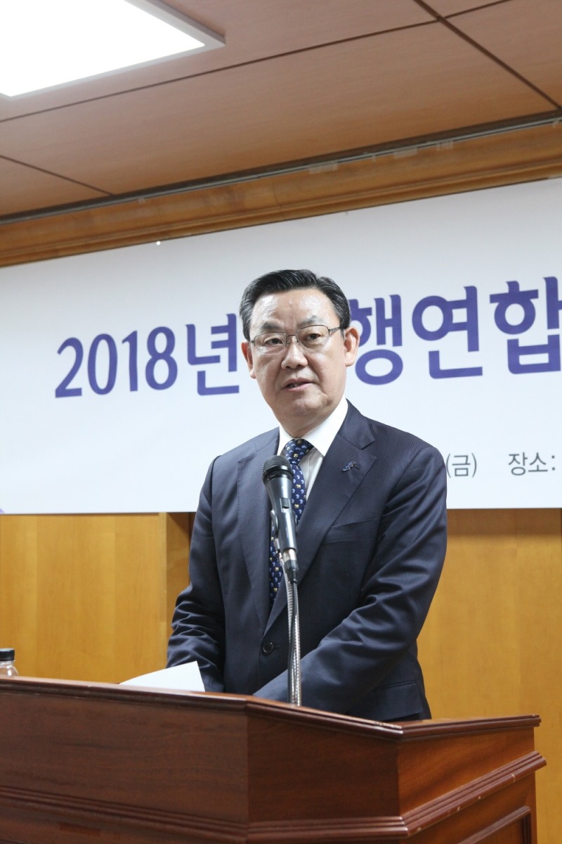 김태영 은행연합회장이 28일 올해 은행산업 발전 기여한 은행 유공직원을 시상하고 있다./사진=은행연합회