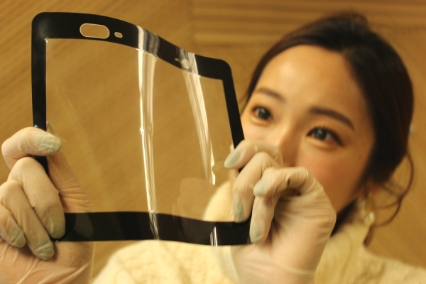 SK이노베이션이 개발한 휘는 디스플레이 소재 `플렉시블 커버 윈도` (사진=SK이노베이션)