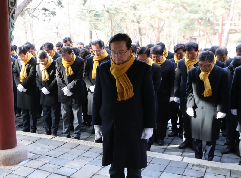 손태승 우리금융그룹 회장 겸 우리은행장이 1일 경기도 남양주 소재 홍유릉에서 임직원들과 함께 우리은행의 120년 역사와 전통을 살려 1등 종합금융그룹으로 도약을 기원하는 헌화를 하고 있다. / 사진= 우리은행