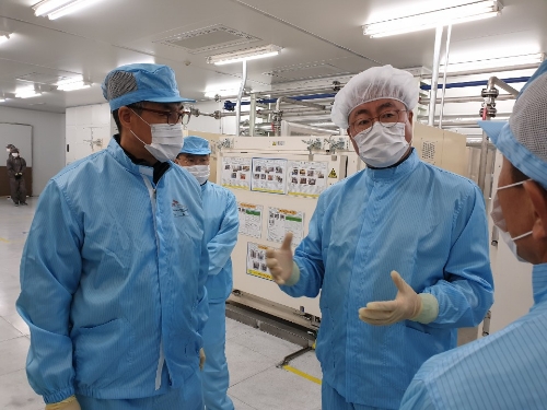 1일 충남 서산배터리 공장을 방문한 SK이노베이션 김준 사장(왼쪽에서 두번째). (사진=SK이노베이션)