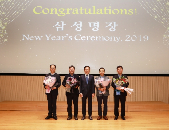 △2일 수원 삼성 디지털 시티에서 김기남 부회장과 '삼성명장'으로 선정된 직원들이 기념 촬영을 하고 있다. (왼쪽부터 계측 부문 박상훈 명장, 설비 부문 홍성복 명장, 김기남 부회장, 금형 부문 이종원 명장, 제조기술 부문 이철 명장)/사진=삼성전자