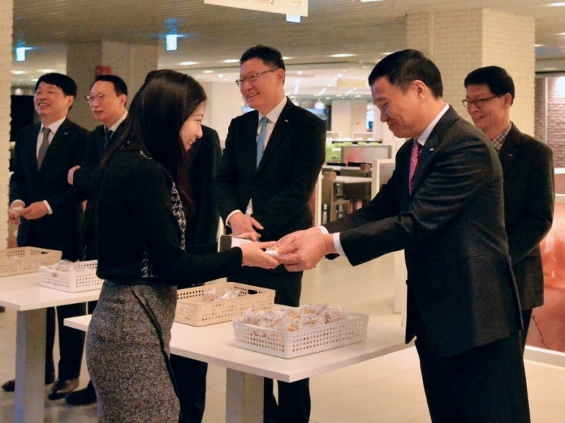 △동양생명 뤄젠룽(오른쪽) 사장이 새해를 맞아 직원들에게 행운의 포춘쿠키를 나눠주고 있다. / 사진=동양생명