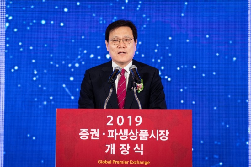 최종구 금융위원장이 2일 여의도 한국거래소에서 열린 2019 증권·파생상품 시장 개장식에 참석해 개장치사를 하고 있다. 사진=금융위원회