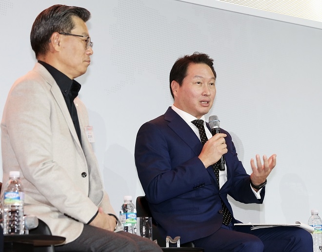최태원 SK그룹 회장(오른쪽)이 2일 서울 광장동 워커힐 호텔에서 열린 2019년 신년회에서, 행복을 주제로 주요 관계사 CEO들의 대담이 진행된 뒤 마무리 발언을 하고 있다. (사진=SK그룹)