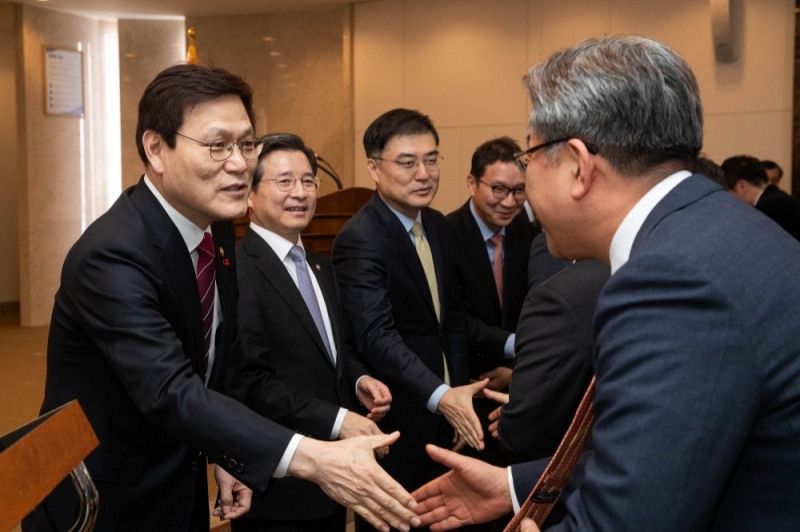 금융위원회는 2일 서울 종로구 정부서울청사에서 2019년 금융위원회 시무식을 진행했다. 최종구 금융위원장(왼쪽에서 첫 번째)과 김용범 부위원장(왼쪽에서 두 번째)을 비롯한 금융위 간부들이 직원들과 신년 인사를 하고 있다. / 사진= 금융위원회