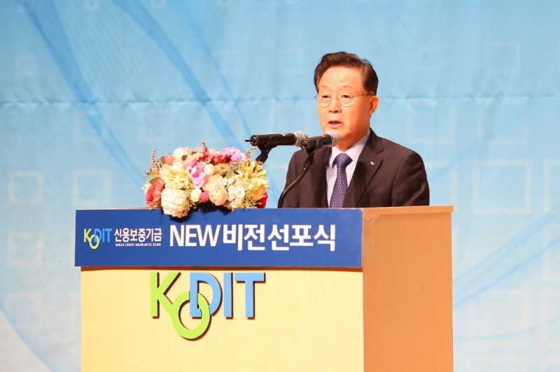 윤대희 신용보증기금 이사장이 지난 2일 신용보증기금 대구 본점에서 개최된 ‘뉴비전 선포식’에서 새로운 비전을 발표하고 있다./사진=신용보증기금