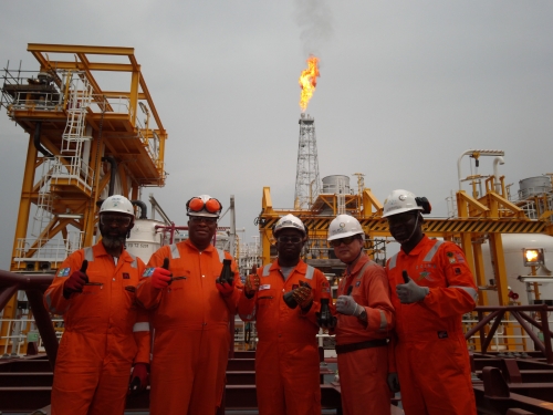 지난 12월 29일(현지시간) 삼성중공업과 토탈(TOTAL) 관계자들이 에지나 FPSO가 생산한 첫 원유(병)를 손에 들고 기념사진을 촬영하는 모습 (사진=삼성중공업)