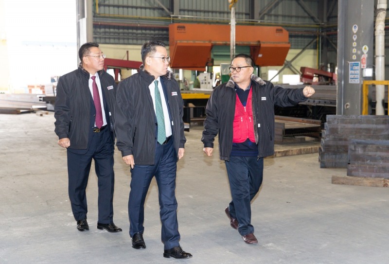 송종욱 광주은행장(가운데)이 광주지역 소재 중소기업을 방문하고 있다./사진=광주은행