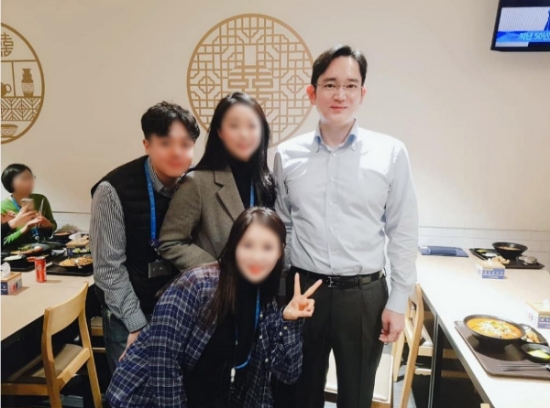 △이재용 부회장은 3일 5G 생산 라인 가동식을 마친 후 구내식당을 방문해 직원들과 소통하는 모습을 보였다/사진=삼성전자 직원 SNS
