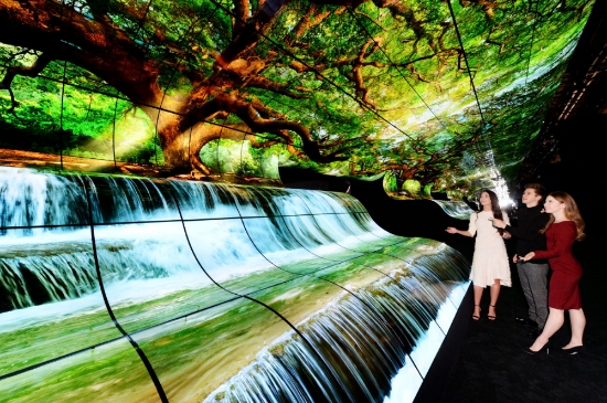 △LG전자가 CES 2019 전시회에서 LG전자 전시관 입구에 올레드 플렉서블 사이니지 260장을 이어 붙여 만든 초대형 '올레드 폭포' 조형물을 설치했다/사진=LG전자