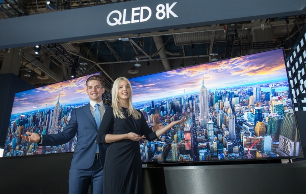 △삼성전자 전시장의 'QLED 8K' 제품/사진=삼성전자