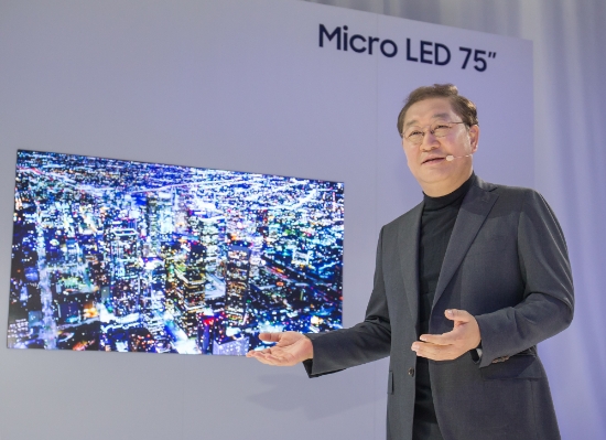 △한종희 삼성전자 영상디스플레이 사업부장 사장이‘마이크로 LED’를 적용한 75형 스크린을 세계 최초로 공개했다/사진=삼성전자