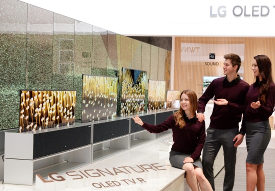△세계 최초 롤러블 TV 'LG 시그니처 올레드 TV R'/사진=LG전자