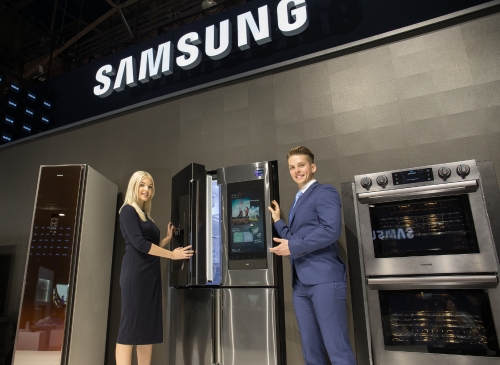 삼성전자 모델들이 미국에서 열리는 세계 최대 전자 전시회 CES 2019에서 2019년형 패밀리허브 제품을 소개하고 있다.(사진=삼성전자)