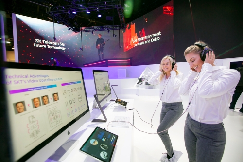 SKT와 SM엔터테인먼트가 함께 마련한 공동전시 부스 (사진=SKT)