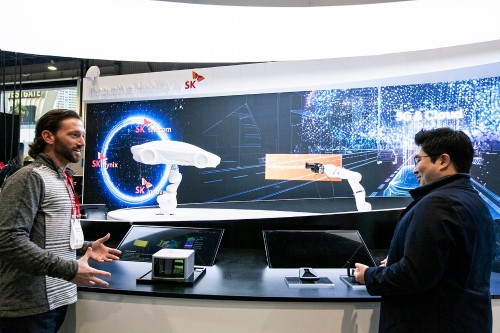 : SK텔레콤이 SK이노베이션, SK하이닉스 등과 꾸린 공동 전시 부스의 모습 (사진=SKT)