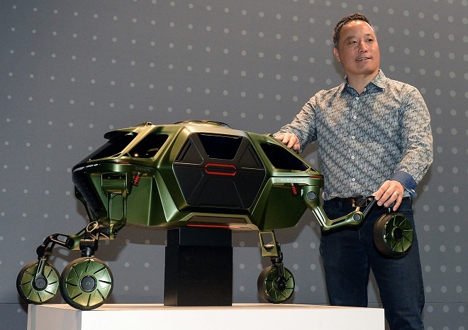 현대크래들 존서 상무가 엘리베이트 콘셉트카의 축소형 프로토타입 모델을 소개하고 있다. (사진=현대차)
