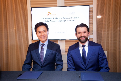 7일 미국 라스베가스 윈(Wynn) 호텔에서 SK텔레콤-싱클레어 간 합작회사 설립 협약식에 참석한 박정호 SK텔레콤 사장(左), 크리스토퍼 리플리(Christopher S. Ripley) 싱클레어 방송 그룹 CEO(右). (사진=SK텔레콤)