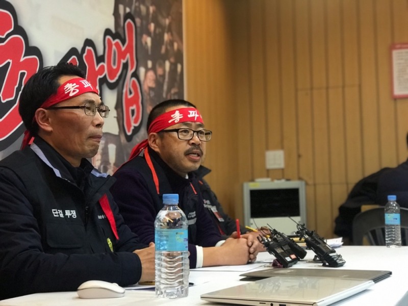 박홍배 KB국민은행 노조위원장이 8일 총파업 집회 후 기자들과 만나 질의응답을 하고 있다./사진=금융노조 KB국민은행 지부