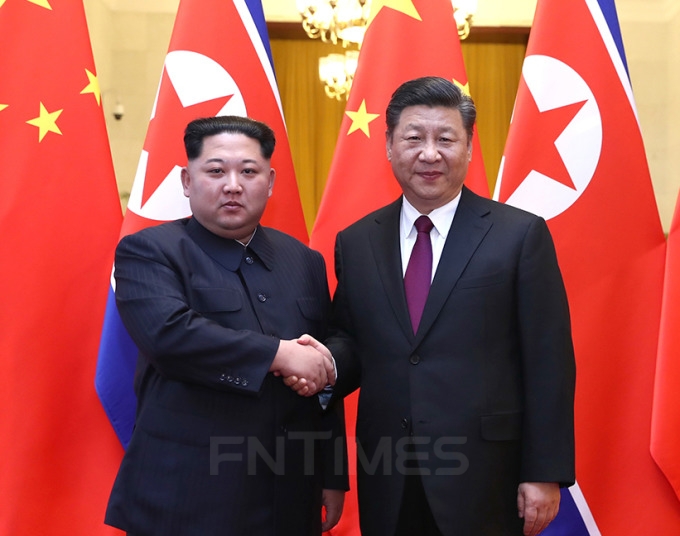 김정은 북한 국무위원장(사진 왼 쪽)과 시진핑 중국 국가주석 [사진=신화망]