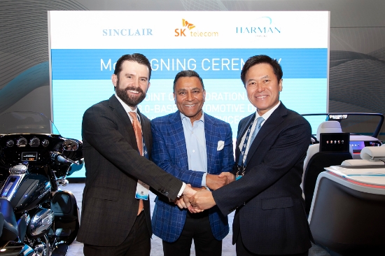 △'북미 방송망 기반의 전장용 기술 개발 및 사업화를 위한 양해각서(MOU)'체결식에 참석한 (오른쪽부터) 박정호 SK텔레콤 사장, 디네시 팔리월 하만 CEO, 크리스토퍼 리플리 싱클레어 방송 그룹 CEO/사진=SK텔레콤