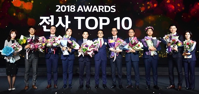 르노삼성 네트워크 컨벤션 '판매 TOP 10' 수상자들이 기념 촬영을 하고 있다. (사진=르노삼성)