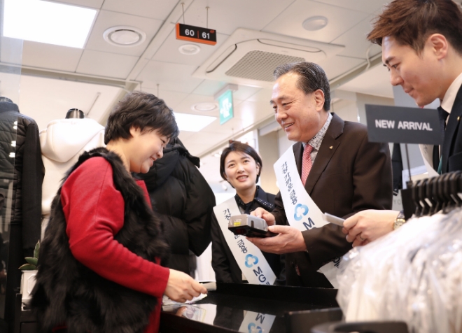 박차훈 새마을금고중앙회장은 새해 현장경영으로 이날 서울 중구의 제일평화시장에 방문해 직원들과 함께 찾아가는 금융서비스를 체험하며 상인들의 예금을 수납하고 있다. / 사진 = 새마을금고중앙회