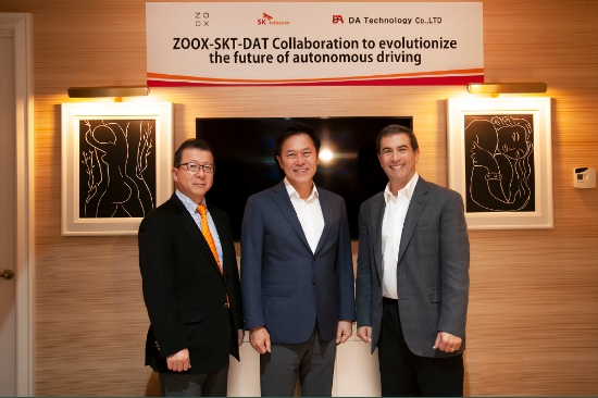 △‘자율주행 기술 개발 및 사업화를 위한 3자 양해각서(MOU)’ 체결식에 참석한 SK텔레콤 박정호 사장(가운데), 죽스 존 포스터 최고재무책임자(오른쪽), 디에이테크놀로지 이현철 대표이사/사진=SK텔레콤