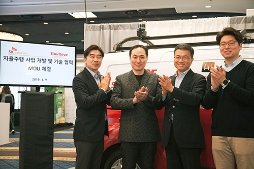토르드라이브와 ‘자율주행 사업 개발 및 기술 협력을 위한 양해각서(MOU)’를 체결했다고 밝혔다. 이날 체결식에 참석한 SK텔레콤 장유성 AI/Mobility사업단장(왼쪽에서 두번째)·이종호 Mobility사업 Unit장(왼쪽에서 첫번째)과 토르드라이브 서승우 창립자(왼쪽에서 세번째)·계동경 대표(왼쪽에서 네번째)의 모습 (사진=SKT)