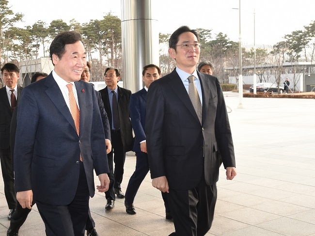 △이낙연 국무총리가 10일 오후 경기도 수원시 삼성전자 수원사업장을 방문해 이재용 삼성전자 부회장의 안내를 받으며 이동하고 있다/사진=뉴스핌