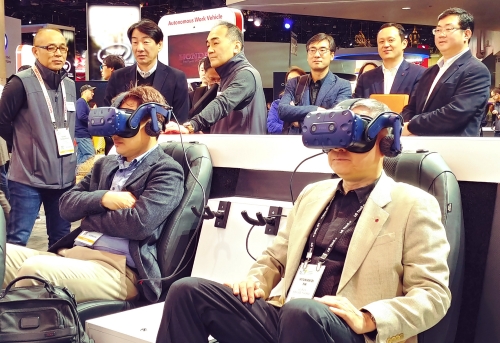 △하현회 LG유플러스 부회장이 8일(현지시각) 미 라스베이거스에서 개최된 CES 2019 노스홀에 위치한 혼다 전시장을 방문해 혼다의 자율주행 플랫폼 '세이프스왐'을 직접 체험하고 있다/사진=LG유플러스