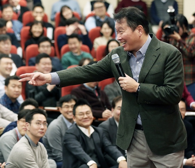 최태원 SK회장이 지난 8일 서울 종로구 SK서린빌딩에서 열린 ‘행복 토크’에서 구성원들과 행복키우기를 위한 작은 실천 방안들에 대해 토론하고 있다. (사진=SK그룹)