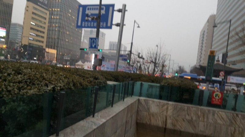 △14일 서울을 덮친 미세먼지로 뿌옇게 덮인 광화문 역의 아침 / 사진=장호성 기자
